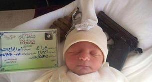 El Estado Islámico difunde la foto de un bebé rodeado de armas