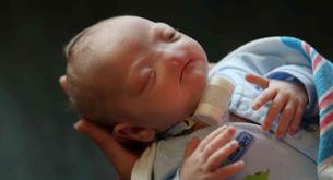 Una mujer da a luz a un niño sin nariz