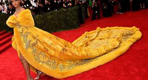 Guerra de transparencias y Rihanna con capa gigante en la Gala MET 2015