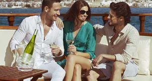 Sofisticación, sostenibilidad y mucha feminidad en la nueva botella de Viña Esmeralda