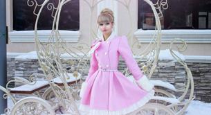 Angélica Kenova, la joven a la que sus padres han convertido en una muñeca