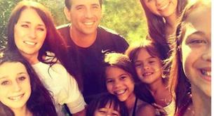 Adopta a las cuatro hijas de su mejor amiga cuando ella muere