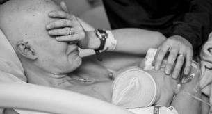 Esta madre dando al pecho a su bebé ha conmovido al mundo