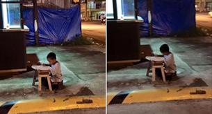 La foto viral que le cambió la vida al niño que estudiaba en la calle