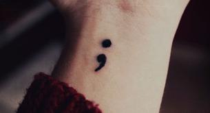 La moda de los tatuajes de punto y coma tiene una explicación