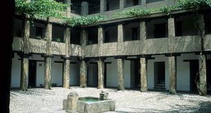 Una madre es expulsada de un edificio histórico de Granada por amamantar a su bebé