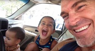 La reacción de este padre cuando su hijo escoge jugar con una muñeca se hace viral