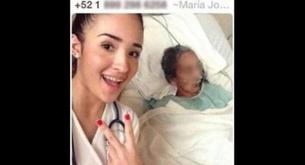 Una estudiante en prácticas se hace un selfie con una paciente moribunda