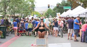 Mujer en bikini y con los ojos vendados se muestra en público para defender el amor propio