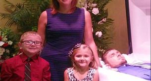 Esta familia posa junto al padre muerto para advertir de los peligros de las drogas