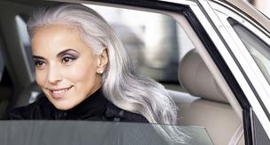 Esta modelo de 59 años es una de las más bellas