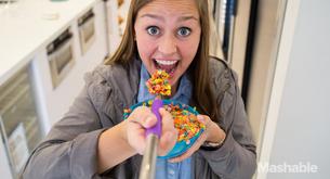 Llega el palo de selfie con cuchara incorporada