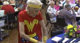 Esta mujer celebró su 103 cumpleaños como voluntaria en un asilo