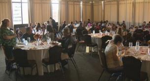 El novio cancela la boda y ella ofrece el banquete a gente sin hogar