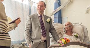 Le regala una boda sorpresa poco antes de su muerte