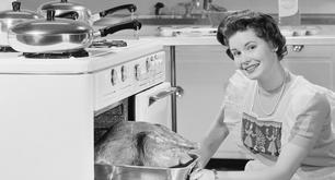 9 cosas que las mujeres debían hacer en los 50 para ser 'buenas esposas'