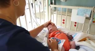 Esta enfermera neonatal recibió el mejor homenaje de los bebés a los que salvó