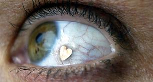 La peligrosa moda de las joyas en el ojo