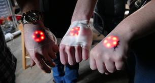 Abrirse la piel y meterse una luz: la última moda