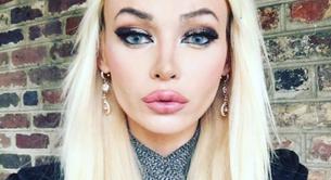 Es muy inteligente y habla 4 idiomas, pero nadie la toma en serio por parecerse a Barbie