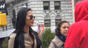 Todos quieren ligar con ella, pero cuando se quita las gafas...