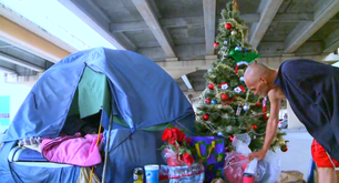 El espíritu navideño de este hombre sin hogar te hará emocionarte