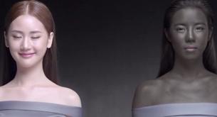 Este polémico anuncio dice que “para ganar, solo tienes que ser blanca”