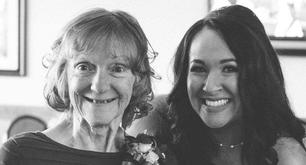 Celebró su boda en la residencia de su madre con Alzheimer para que pudiera asistir