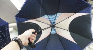 La última moda en Japón son estos paraguas que imitan una falda por debajo