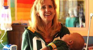 Esta mujer adopta a los bebés que nadie quiere porque van a morir