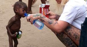 La emotiva imagen del momento en el que una voluntaria rescata a un niño abandonado 