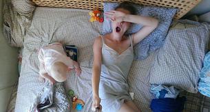 Esta madre usa un palo selfie para documentar su maternidad