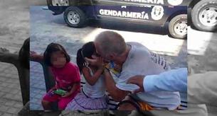 Este pedófilo besa a las niñas a cambio de comida y sus padres no lo impiden