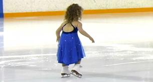 Esta patinadora de solo 3 años derrite al mundo haciendo esto
