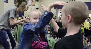 Un colegio entero se rapa la cabeza en solidaridad con una alumna con cáncer