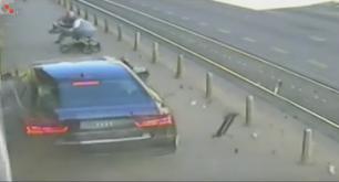 El impactante momento en que un padre salva a su bebé de ser atropellado