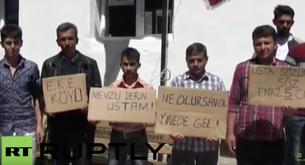 Los hombres de este pueblo protestan porque las mujeres no quieren casarse con ellos