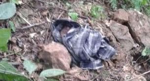 Una mujer entierra vivo a su hijo y lo abandona en el campo