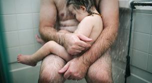 Facebook censura una tierna imagen de un padre bañando a su hijo enfermo