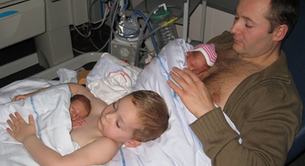 La historia de la foto del padre y el hijo con dos bebés que se ha hecho viral