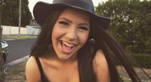 La acosaron sexualmente en un avión y la aerolínea la culpó por llevar shorts muy cortos