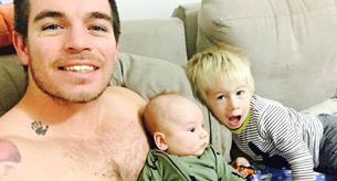 Sustituyó a su mujer en todas las tareas para contar al mundo lo duro que es ser madre