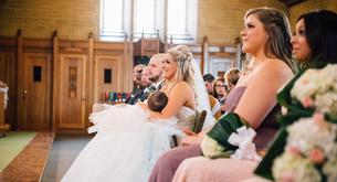 Comparte una foto amamantando a su hija en su boda y se convierte en todo un icono