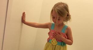 Parece una divertida foto de una niña, pero esconde una triste realidad