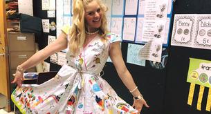Pide a sus alumnos de primaria que le “decoren” su vestido. ¡El resultado es genial!