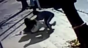 Un atracador intenta robarle a su bebé en plena calle