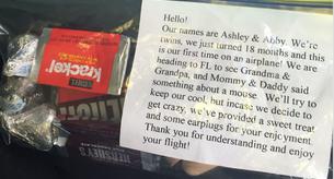 Estos dos bebés volaron por primera vez y sorprendieron a los pasajeros con este detalle