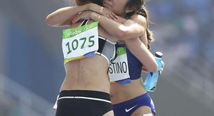 Estas dos atletas llegaron las últimas por ayudarse mutuamente