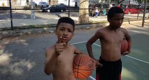 Este niño jamaicano se está haciendo famoso por sus lecciones de vida