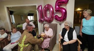 Esta anciana pidió por su 105 cumpleaños... ¡un bombero tatuado!